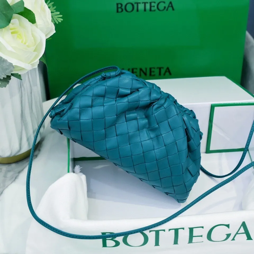 Batch 1260 large grid weaving The pouch cloud bag is the first series designed by former Celine designer Daniel Lee after joining BV. The upper body is extremely ecstatic ~ fashionable and classy ~ elegant and concise, lazy and intellectual size: 23*13*8 [Little Cloud Rough Weave#]